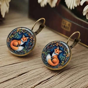 Detalle de pendientes retro con cabujón de cristal artístico y diseño de un zorro