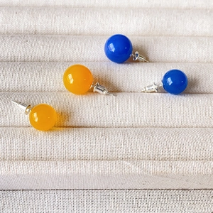 Minimalistische 10mm gelbe und 12mm blaue Achatperlen-Ohrstecker mit silbernem Metallverschluss