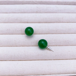 Klassische 10mm grüne Achat-Ohrstecker mit polierten Metallstiften aus Silber