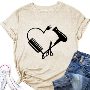 Detail des Herz-Prints mit Schere und Föhn auf beigem Damen-T-Shirt aus Baumwolle