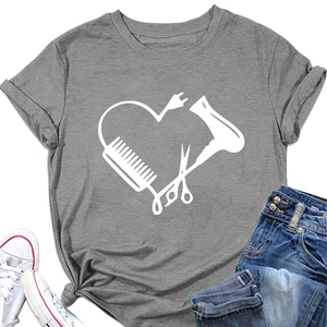 Detail eines grauen T-Shirts mit herzförmigem Friseur-Grafikdruck aus Kamm und Schere