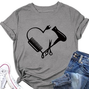Detail eines grauen T-Shirts mit herzförmigem Friseurwerkzeug-Grafikdruck aus Baumwolle