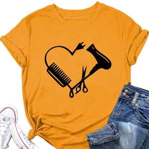 Detail eines senfgelben Baumwoll-T-Shirts mit herzförmigem Friseurbedarf-Aufdruck