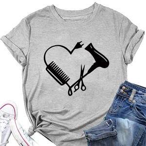 Detail eines grauen T-Shirts mit kreativem Herzgrafik-Druck aus Friseurwerkzeugen