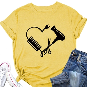 Flachbild von gelbem T-Shirt mit Herz-Friseur-Werkzeug-Print und Jeans-Shorts