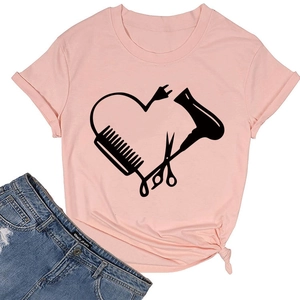 Detail eines rosa Baumwoll-T-Shirts mit herzförmigem Friseurwerkzeug-Aufdruck