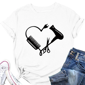 Flachbild eines weißen Baumwoll-T-Shirts mit kreativem Friseur-Herz-Grafikdruck