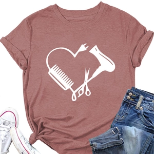 Flach liegendes rotes T-Shirt mit Herz-Friseur-Motiv, kombiniert mit Jeans und Schuhen