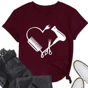 Detail eines burgunderroten T-Shirts mit herzförmiger Schere und Föhn-Grafik