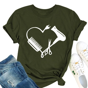 Armeegrünes T-Shirt mit Herzgrafik aus Föhn und Schere in flacher Liegeansicht