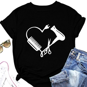 Detail eines schwarzen T-Shirts mit herzförmigem Grafikdruck aus Friseurwerkzeugen
