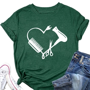 Detail des herzförmigen Friseur-Prints auf einem dunkelgrünen Damen-T-Shirt