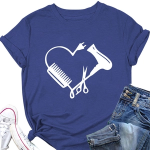 Detail eines marineblauen Baumwoll-T-Shirts mit Herz-Grafikdruck aus Friseurwerkzeugen