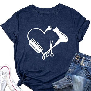 Flachbild-Detail eines dunkelblauen T-Shirts mit Friseur-Herz-Print und lässiger Jeans