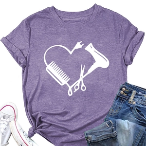 Detail eines violetten Baumwoll-T-Shirts mit weißem Herz-Print aus Friseurwerkzeugen