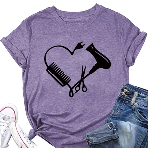 Flachbild eines lila Friseur-T-Shirts mit Herz-Werkzeug-Print und Freizeit-Styling