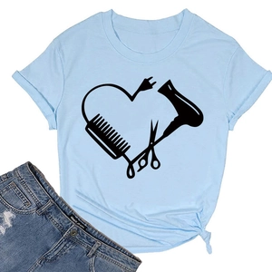 Detailaufnahme des herzförmigen Friseur-Prints auf einem hellblauen Baumwoll-T-Shirt