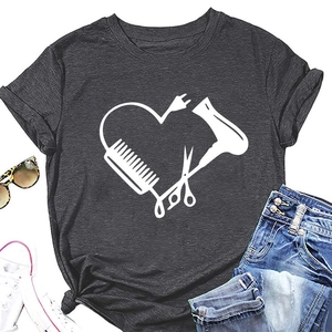 Dunkelgraues T-Shirt mit Herz-Print aus Friseurwerkzeugen flach auf weißem Hintergrund
