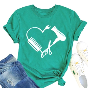 Detail von petrolfarbenem T-Shirt mit Herz-Friseur-Motiv und gekrempelten Ärmeln am Saum