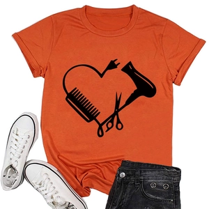 Detail eines orangen T-Shirts mit Herzmuster aus Friseurwerkzeugen und Grafiken