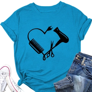 Detail eines blauen T-Shirts mit Herz-Druck aus Friseurwerkzeugen und Schere