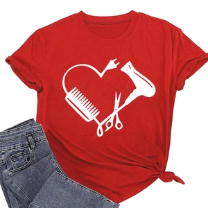 Detail eines roten T-Shirts mit herzförmigem Druck aus Friseurwerkzeugen und Knoten