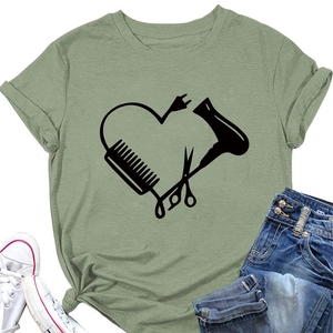 Details des salbeigrünen Friseur-T-Shirts mit Schere und Föhn im Herzdesign