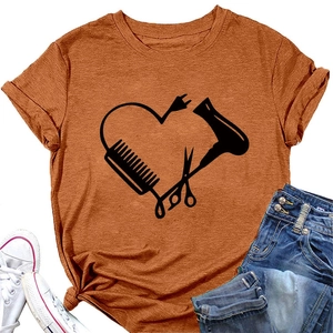 Flachgelegtes rostrote T-Shirt mit Herzprint aus Friseurwerkzeugen und blauen Jeans