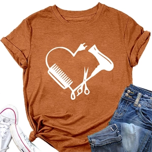 Flachbild-Deko eines rostorangen T-Shirts mit Haarschneidewerkzeugen in Herzform