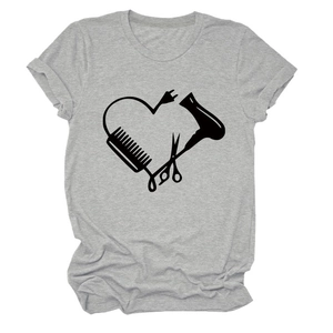 Detail eines grauen T-Shirts mit kreativem Herz-Aufdruck aus Friseurwerkzeugen