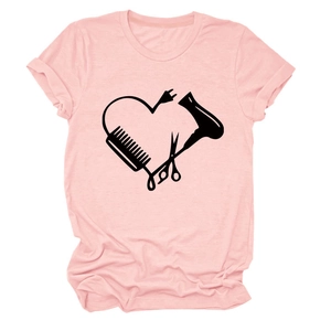 Detailansicht des Herzmusters mit Schere und Kamm auf dem rosa Baumwoll-T-Shirt