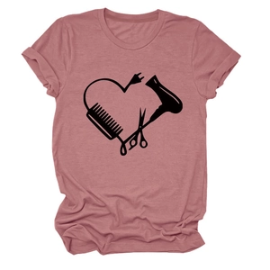 Detailansicht des Friseur-Herzprints auf rosa T-Shirt mit Scheren- und Kamm-Design