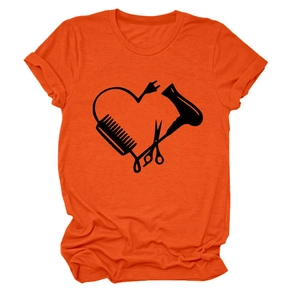 Detail eines orangen T-Shirts mit Herz-Druck aus Schere und Föhn für Friseure