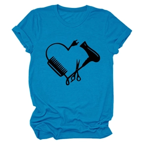Flach liegendes himmelblaues T-Shirt mit kreativem Herzmuster aus Friseurwerkzeugen
