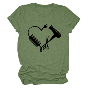 Detail eines armeegegrünen T-Shirts mit herzförmigem Aufdruck aus Friseurwerkzeugen