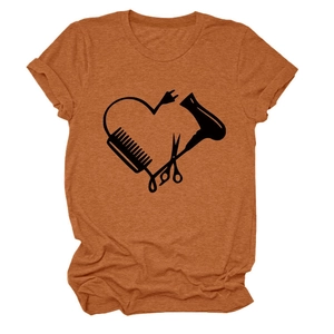Detail eines caramel-farbenen T-Shirts mit herzförmigem Friseur-Motiv auf der Brust