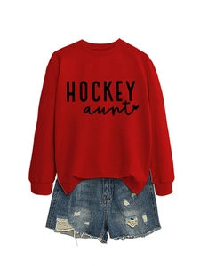 Sweat rouge Hockey Aunt avec cœur et short en jean vieilli posés à plat