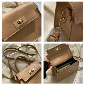 Détails du petit sac carré beige montrant le fermoir doré et la capacité intérieure