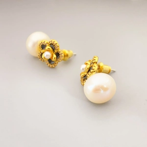 Elegant gold camellia stud earrings with black enamel and a large round pearl
