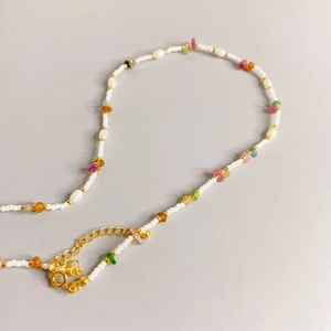 Halskette mit bunten Edelsteinen und Zuchtperlen mit verstellbarer Goldkette