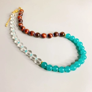 Collana di perle occhio di tigre rosso e cristallo con chiusura dorata in stile francese