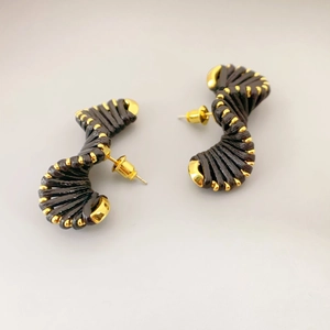 Pendientes de espiral retro con cordón trenzado negro y detalles de cuentas
