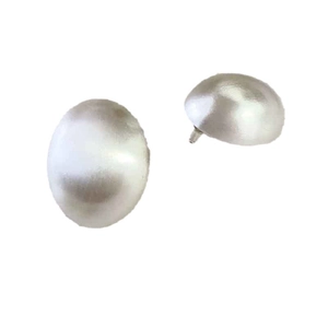 Boucles d'oreilles minimalistes en argent en forme de galet avec finition brossée