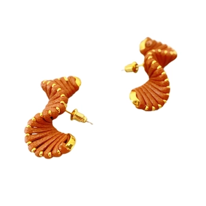 Pendientes de espiral vintage con cordón de cuero marrón y cuentas doradas