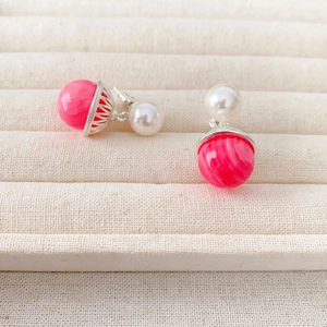 Boucles d'oreilles élégantes avec perles roses marbrées et perles blanches sur tissu