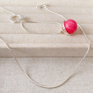 Collier élégant en maille serpent avec pendentif rhodochrosite rose et fermoir en T chic