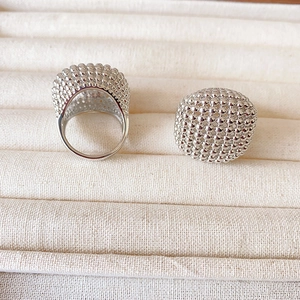 Anello a cupola in argento con perline e trama cactus lucida per un look sofisticato