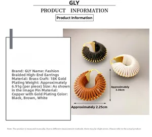 Detalle de pendientes de aro de cuero trenzado bañados en oro 18K con medidas del diseño