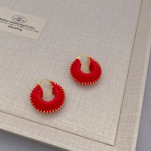 Pendientes de aro con cordón de cuero rojo y acabado de cobre chapado en oro de lujo