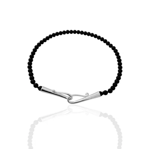 Collier minimaliste en perles de gemme noire avec un grand fermoir en métal argenté